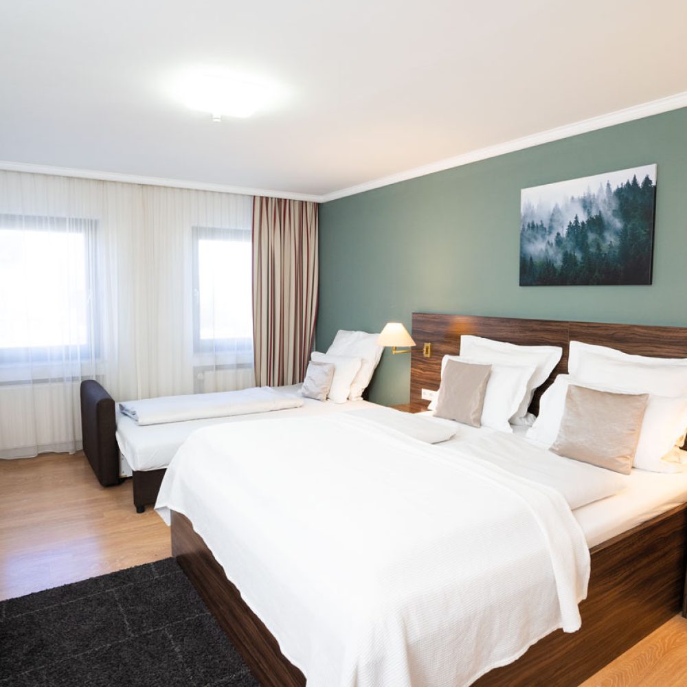 landhotel-wolfschlugen-dreibettzimmer-bett